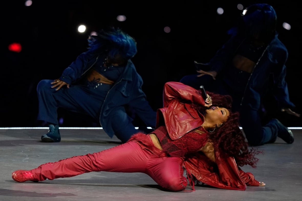 aptopix-super-bowl-football-1 A singer and other performers dance onstage.