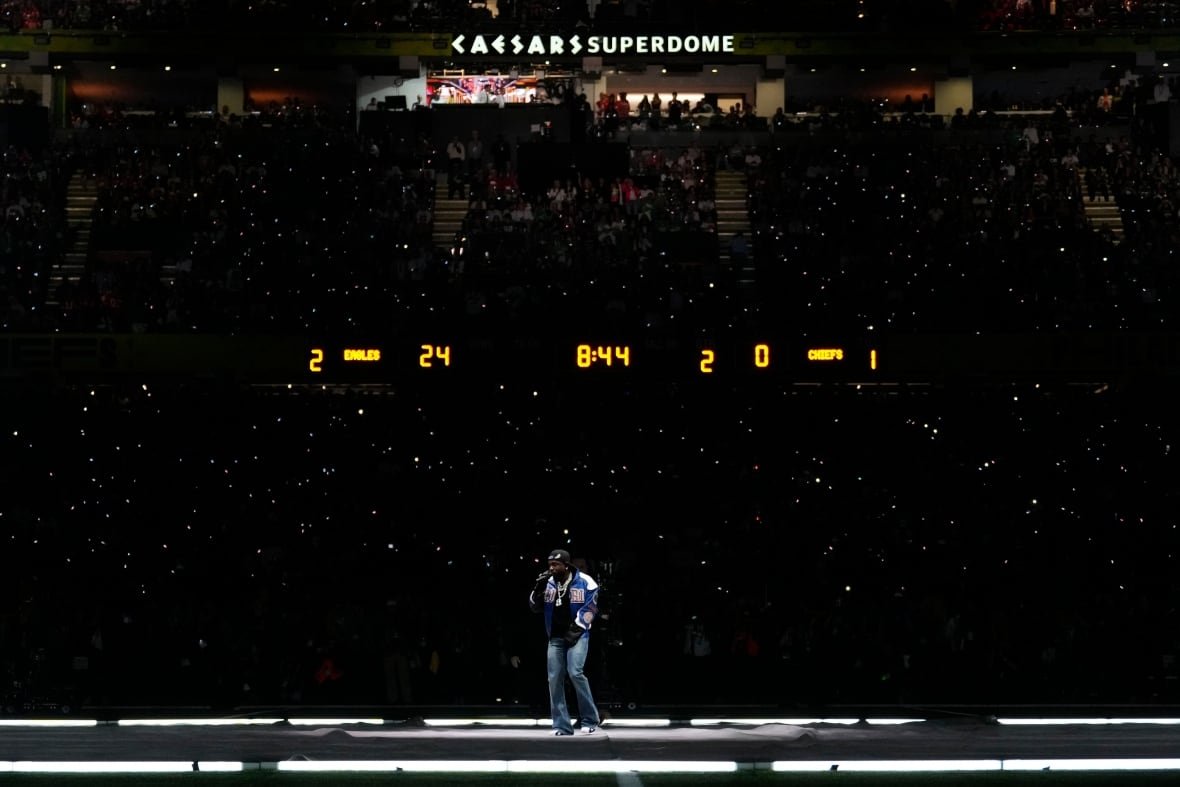 aptopix-super-bowl-football-2 A rapper performs onstage inside a packed stadium.