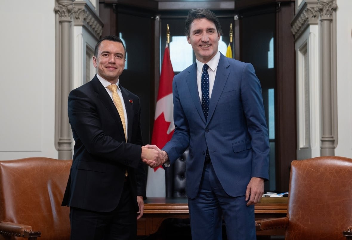 cda-ecuador-20240305 Two men shake hands inside the Canadian Prime Minister's Office.