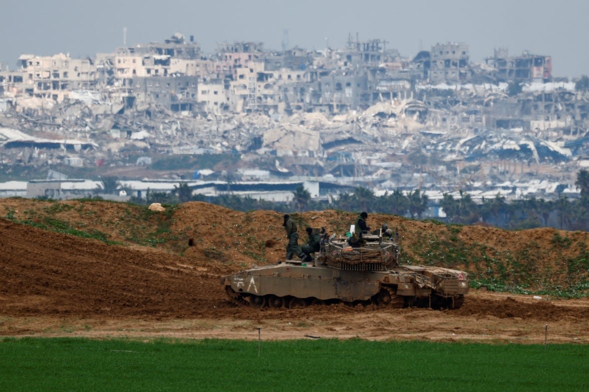 israel-palestinians-gaza-1 Soldiers gather on top of a tank.
