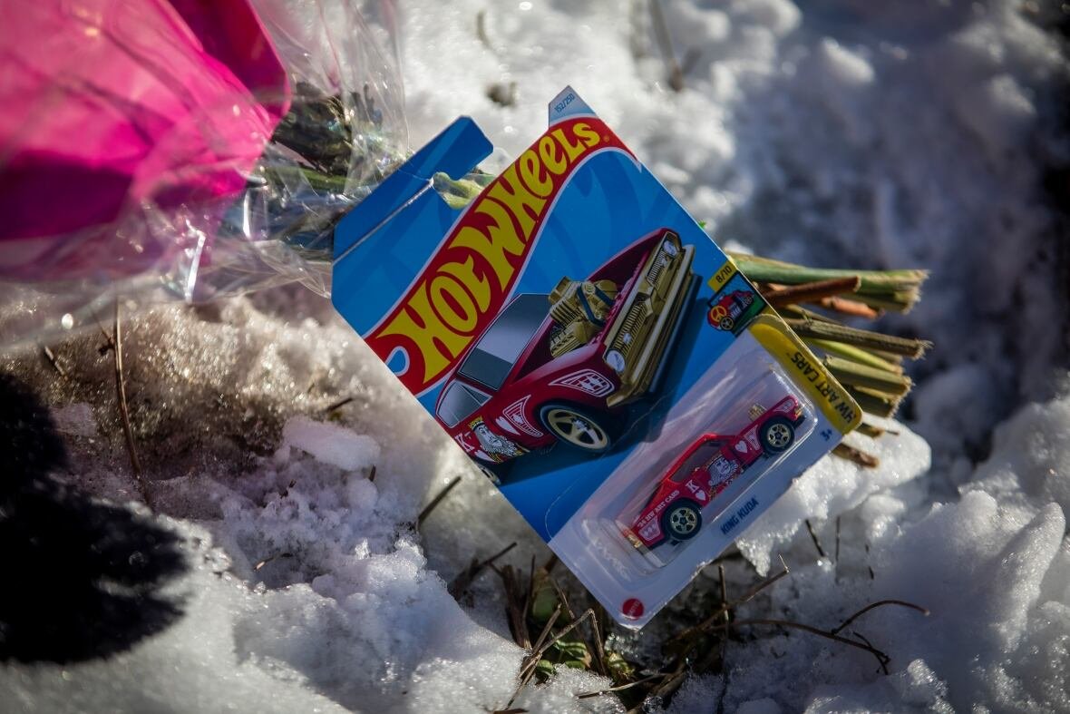 rcmp-iio-ihit-surrey-2 A Hot Wheels car lies on snowy ground while attached to a bouquet.