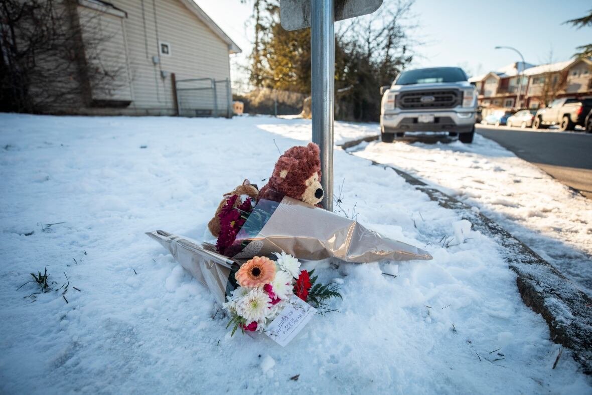 rcmp-iio-ihit-surrey-5 Teddy bear and flowers on snow.