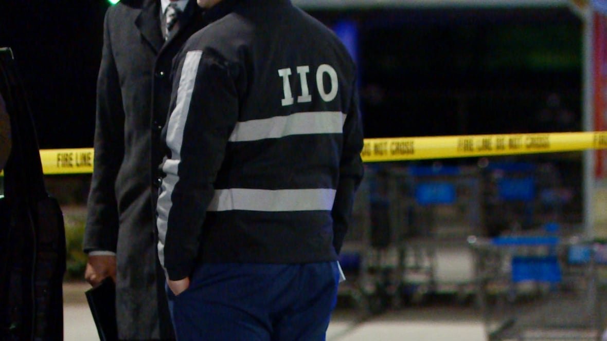 stock-iio-independent-investigations-office-bc The back of a man wearing a jacket that says 'IIO' in reflective tape.