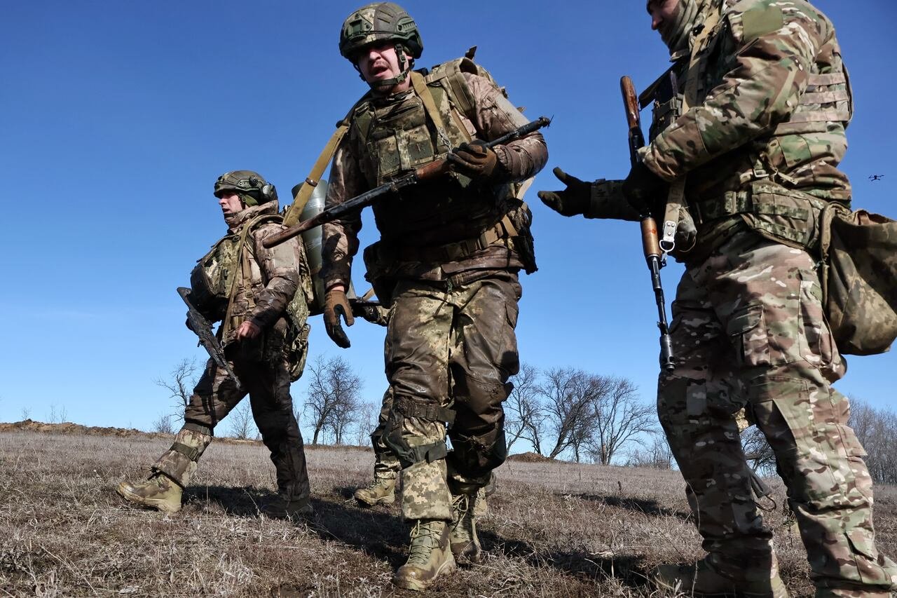default-14464 Individuals in camo, holding weapons