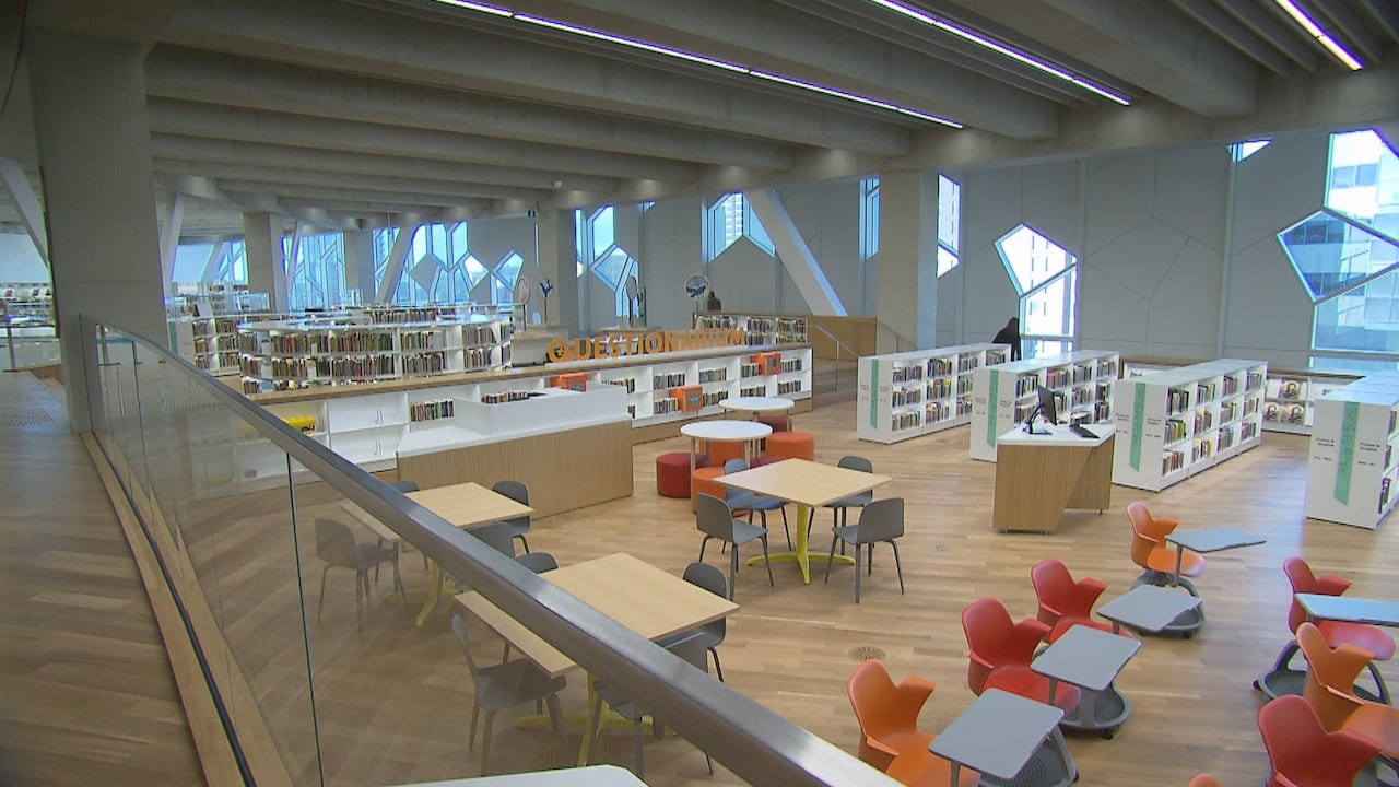 default-6552 An interior photo of a library with tables, chairs and shelves.