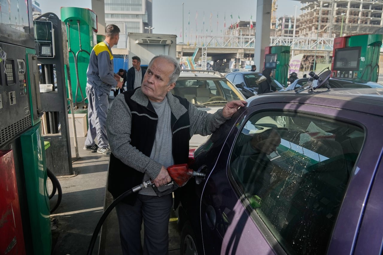 default-9364 A crowd of people fill their cars at a busy gas station